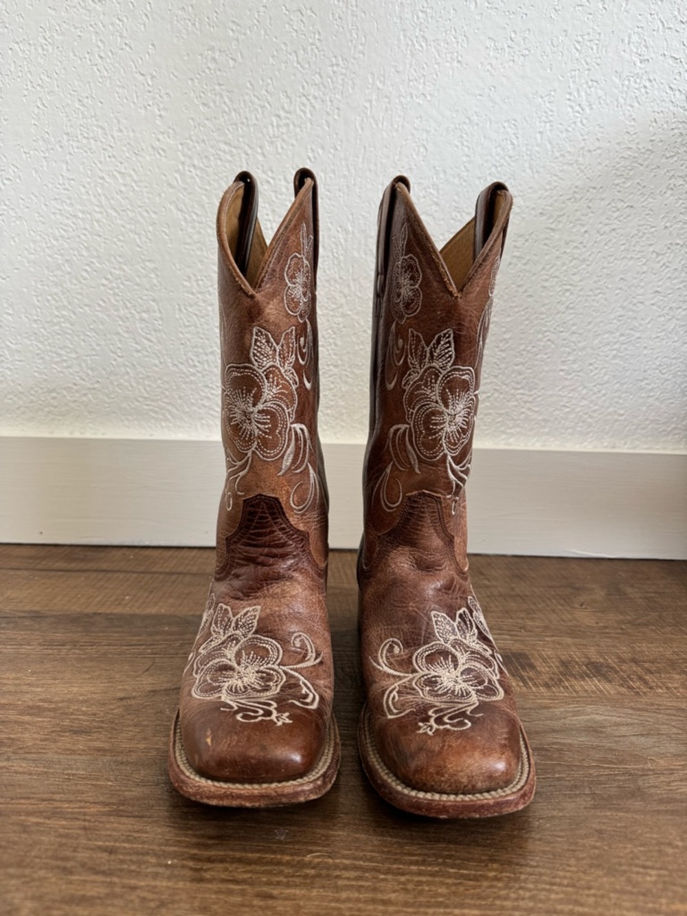 Shyanne Brown Western Embroidered Heeled Boots - Picture 2 of 12